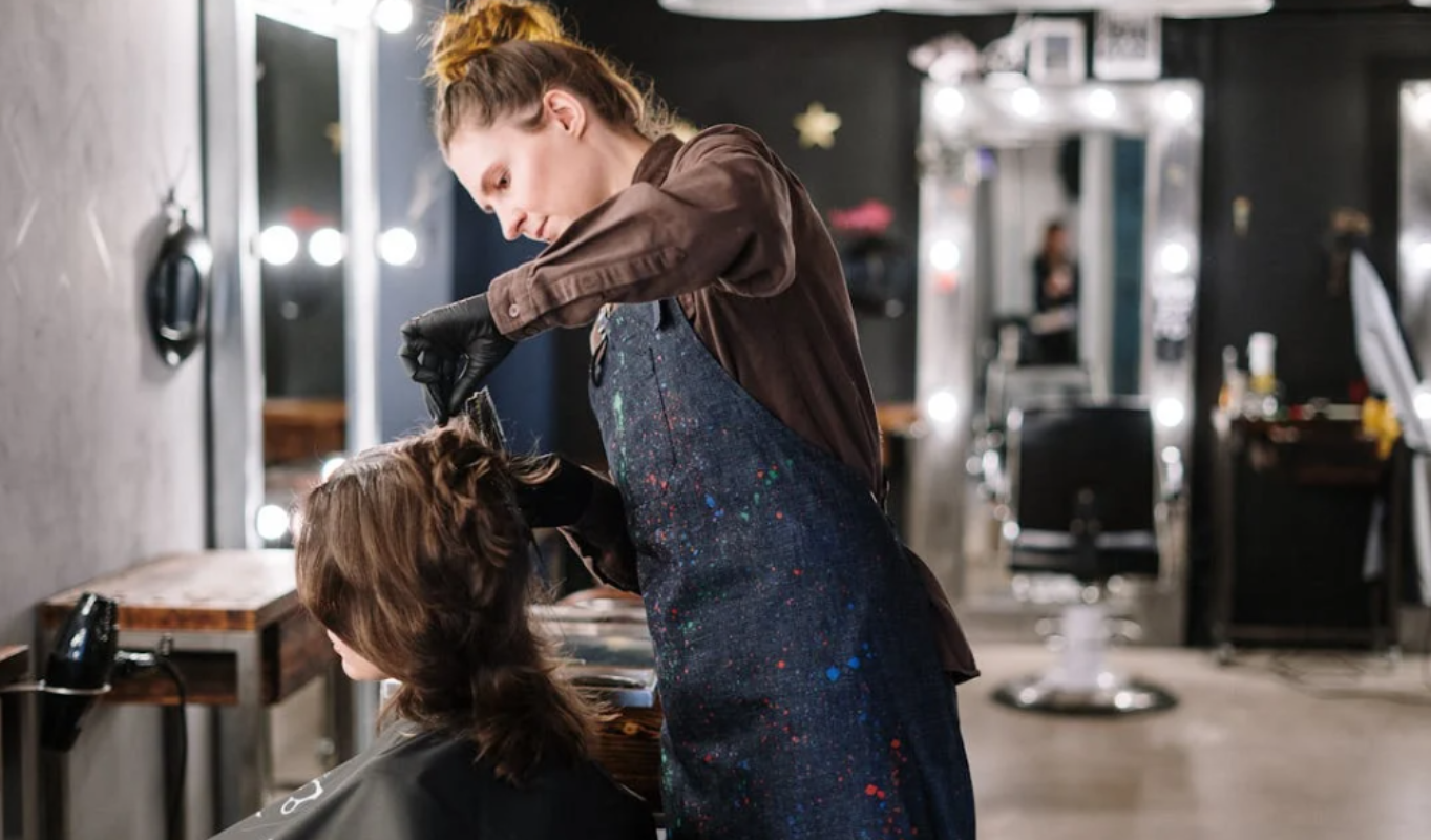 How Does Automated Scheduling Help Salons Enhance Efficiency During Peak Times?
