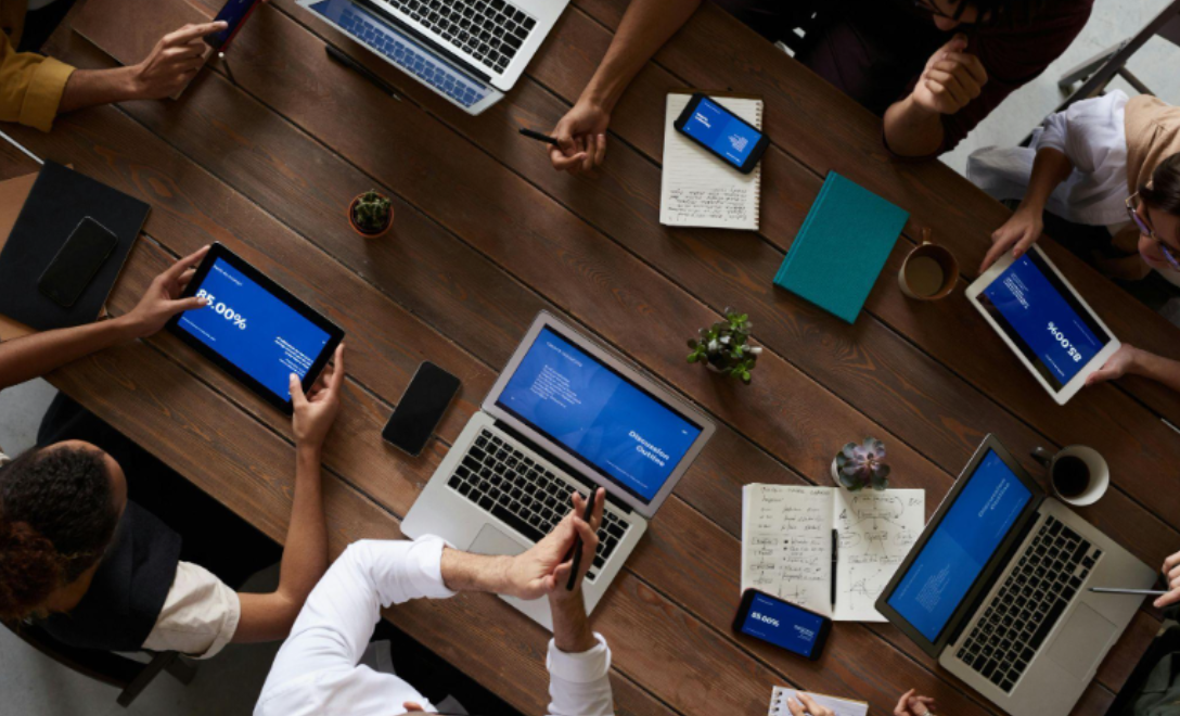 Why Sales Teams Need AI Connected to Live B2B Data