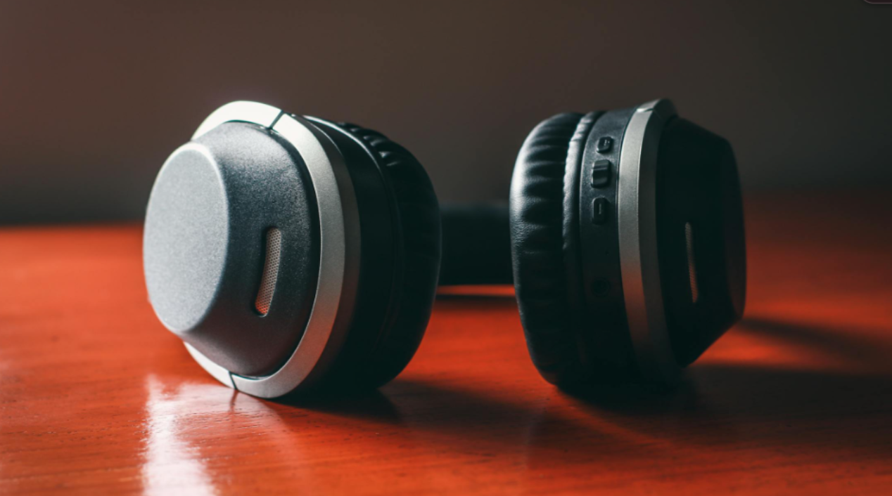 Headphones or Speakers? A Guide to Better Listening Choices
