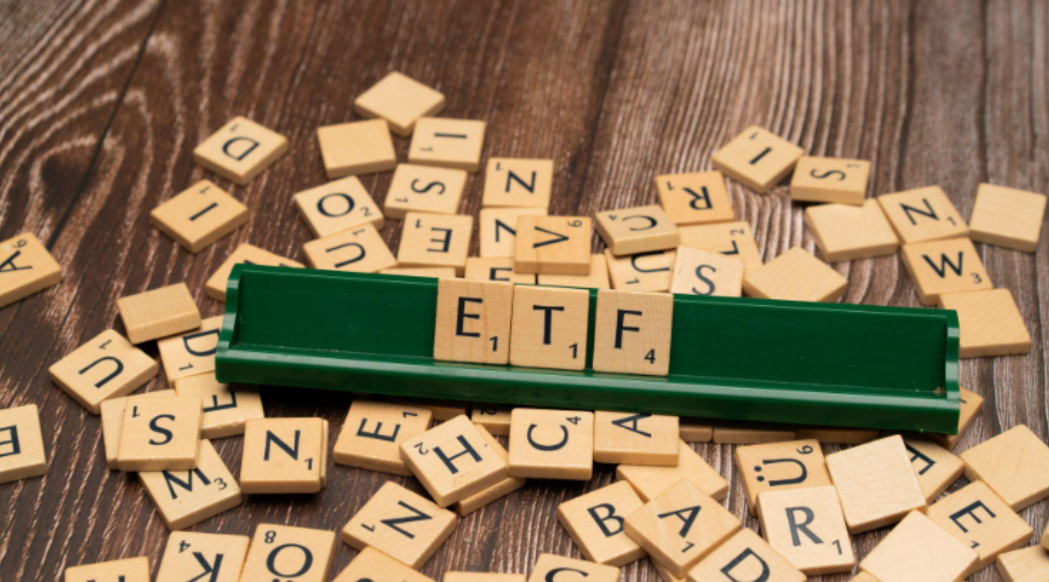 How ETF Investing Simplifies Diversification and Reduces Risk
